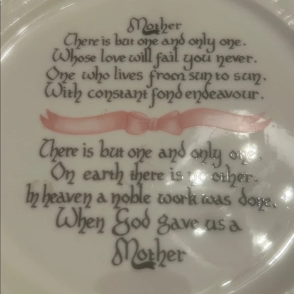 Belleek Shamrock Mother's Day Plate - Picture 4 of 4